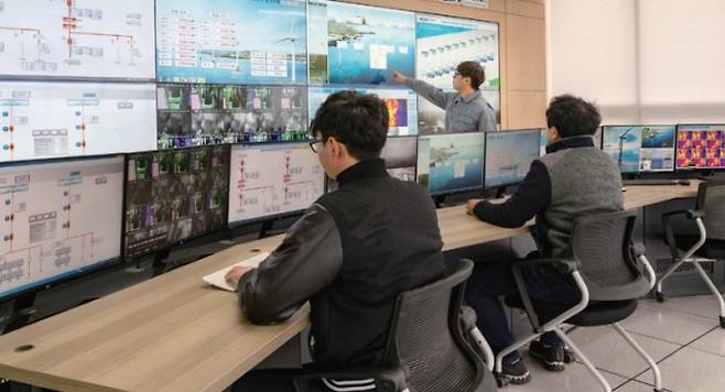 제주 탐라해상풍력발전단지를 건설한 두산중공업의 박의장 신재생에너지O&M팀 과장(가운데)이 풍력발전기 총 10기의 발전량과 상태를 점검하고 있다. 이규철 제공