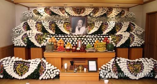 박연차 회장 빈소 (김해=연합뉴스) 김동민 기자 = 1일 오후 경남 김해시 조은금강병원 장례식장에서 마련된 고 박연차 태광실업 회장 빈소에 고인의 영정이 놓여 있다. 2020.2.1 image@yna.co.kr