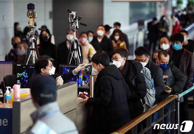 중국발 항공기 탑승객을 대상으로 공항 검역이 강화된 가운데 지난 29일 발열 검사 대상자들이 인천국제공항 검역대 앞에 줄지어 서 있다. © 로이터=뉴스1 © News1 정윤미 기자