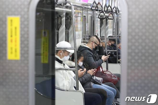 '우한 폐렴(신종 코로나바이러스 감염증)'이 확산하는 가운데 2일 대구지하철 1호선을 이용하는 승객들이 전동차 안에서 마스크를 쓰고 있다. 2020.2.2/뉴스1 © News1 공정식 기자