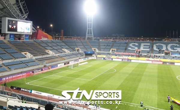 3일 저녁 '2020 도쿄올림픽 여자축구 아시아 최종예선' A조 1차전 한국과 미얀마 경기가 열린 제주월드컵경기장은 한산하다 못해 텅텅 빈 모습이다.