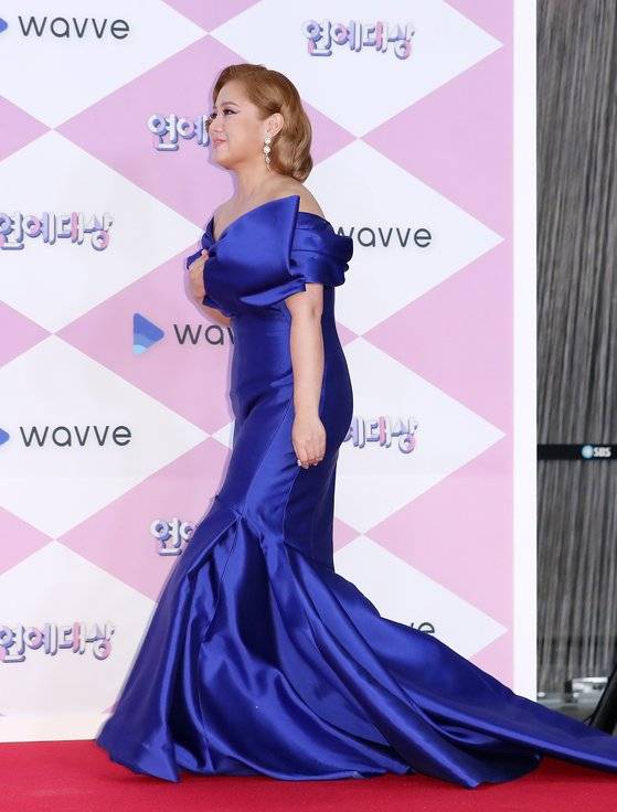 개그우먼 박나래는 지난해 연말 시상식에서 커다란 리본 포인트가 돋보이는 클래식 블루 컬러의 드레스를 입어 화제를 모았다. [사진 뉴스1]