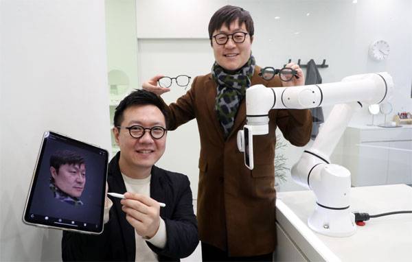 지난달 30일 서울시 영등포구 브리즘 여의도 매장에서  박형진(오른쪽)·성우석 콥틱 공동 대표가 3D 스캔 로봇과 스캔 결과물을 보여주고 있다.