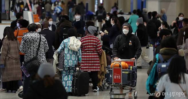  신종 코로나바이러스 감염증이 확산되고 있는 가운데 4일 인천국제공항 제1터미널에서 마스크를 쓴 여행객들이 입국장을 빠져 나오고 있다. / 사진=이기범 기자 leekb@