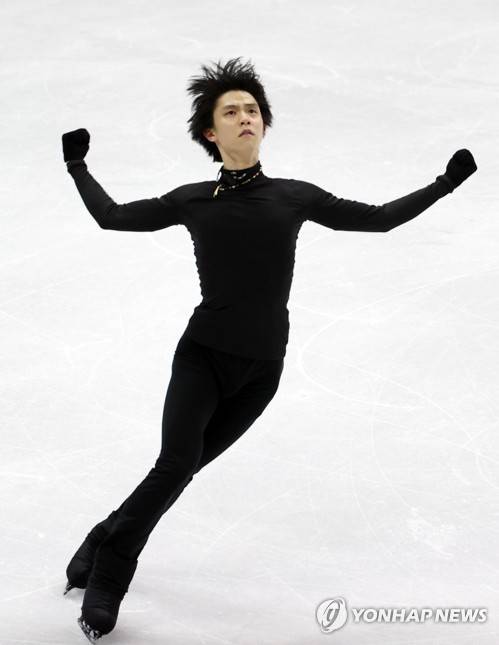 '내가 하뉴다' (서울=연합뉴스) 이지은 기자 = 5일 오후 서울 목동아이스링크에서 열린 국제빙상경기연맹(ISU) 4대륙피겨선수권대회(4대륙대회)에서 일본 피겨 남자 싱글의 하뉴 유즈루가 훈련하고 있다. 이번 대회는 6일 오전 아이스 댄스를 시작으로 9일까지 열린다. 2020.2.5 jieunlee@yna.co.kr
