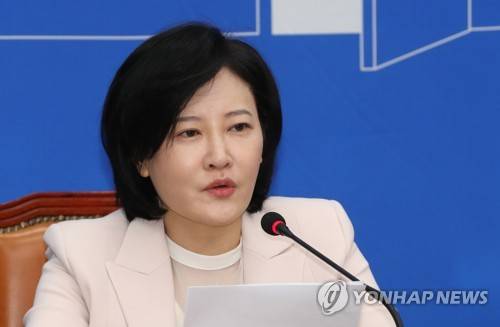 1월 27일 오후 서울 여의도 국회에서 열린 더불어민주당 인재영입 발표에서 21대 총선 열세 번째 영입 인사인 '양승태 사법부 사법농단' 관련 의혹을 폭로했던 이수진 전 부장판사가 인사말을 하고 있다.[연합뉴스 자료사진]