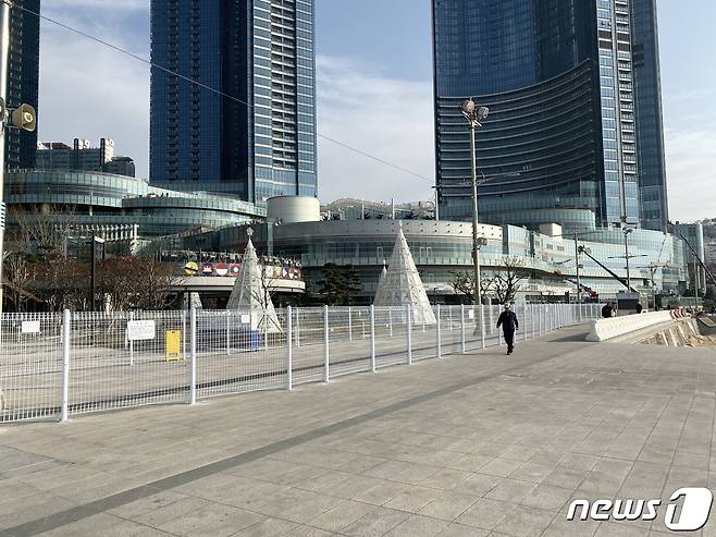 부산 해운대 초고층 아파트인 엘시티 앞 보행로에 설치 됐던 펜스가 알박기 논란 끝에 철거될 예정이다. 부지 소유주인 우신종합건설측과 엘시티가 부지매각에 합의하면서다. 사진은 엘시티 앞에 설치된 펜스.© 뉴스1 박세진 기자
