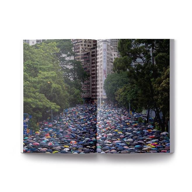 <보스토크> 19호 내지에 펼쳐진 장진영 작가의 홍콩 우산시위 현장 사진. 거대한 색채 퍼포먼스를 보는 듯하다.