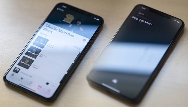 애플 시리는 iOS5, 아이폰 4S 이상 스마트폰부터 쓸 수 있다.