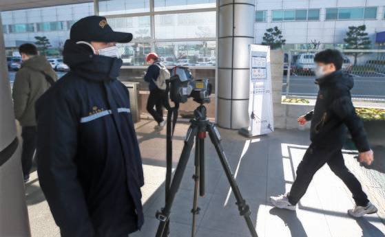 신종 코로나바이러스 감염증 사태로 중국산 자동차 부품 공급이 중단되면서 현대자동차 생산 라인이 순차적으로 휴업에 들어간 가운데 5일 오후 울산시 북구 현대차 명촌정문에서 보안 요원이 열화상 카메라로 출근하는 직원들의 체온을 측정하고 있다. [연합뉴스]