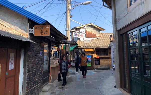 관광객들이 지난달 31일 인천 강화군 교동면 대룡시장 골목을 걷고 있다.