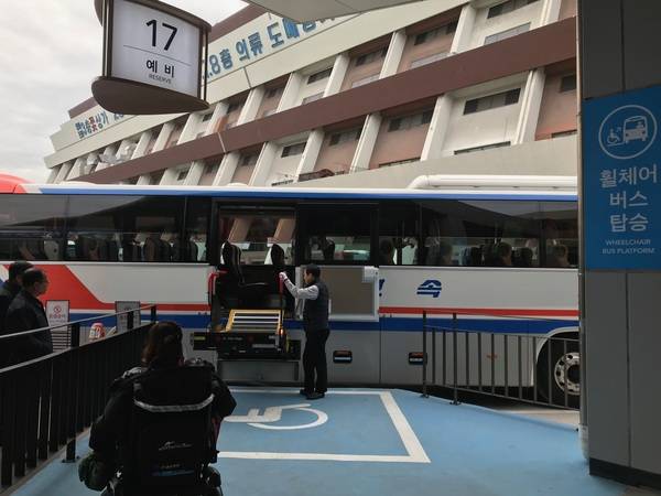 설&nbsp;연휴를&nbsp;앞둔&nbsp;22일,&nbsp;휠체어 고속버스 타고 강릉 여행을 떠나는 김순정 씨 /사진=MBN 온라인뉴스팀