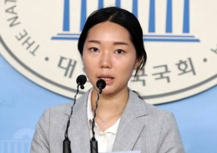 정의당 강민진 대변인이 국회에서 브리핑을 하고 있다. 뉴스1