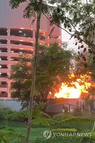 총기 난사 사건 현장인 한 쇼핑몰 인근에서 화염이 치솟는 모습 [태국 경찰청 제공/AFP=연합뉴스]