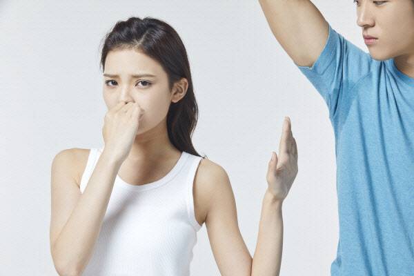 겨드랑이가 젖으면서 나는 고약한 냄새는 아포크린땀샘에서 시작된다. (사진=이미지투데이)