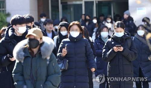 신종코로나 속 토익 (서울=연합뉴스) 류영석 기자 = 신종코로나바이러스 감염증 확산 우려가 커지는 가운데 9일 오후 서울의 한 토익 고사장에서 시험을 마친 수험생들이 걸어나오고 있다. 2020.2.9 ondol@yna.co.kr