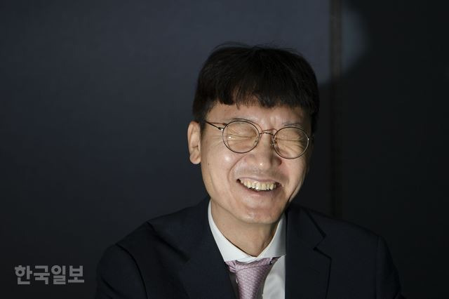 새로운보수당 1호 영입인재인 김웅 전 부장검사가 7일 서울 여의도 새보수당 당사에서 본보와 인터뷰를 하고 있다. 김 전 검사는 인터뷰 중 자주 눈을 감고 웃는 표정을 지었다. 이한호 기자