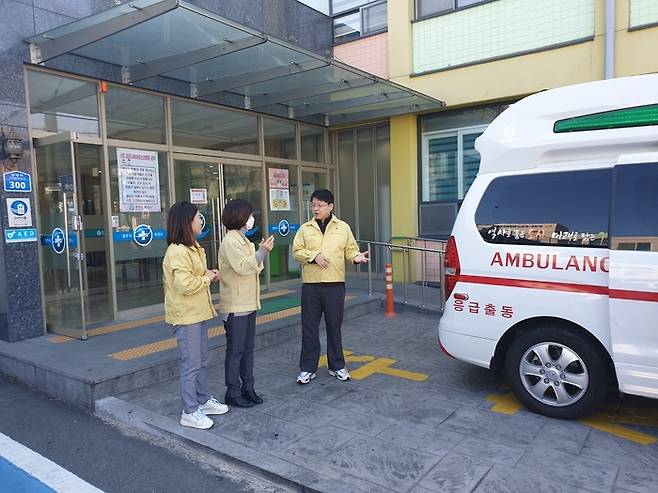 지난 9일 이영석 부시장(오른쪽)이 선별진료소를 찾아 운영현황 등을 점검하고 있다. 경주시 제공