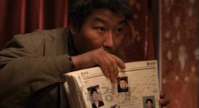 영화 ‘살인의 추억’에서 주인공 두만(송강호)의 취재 수첩으로 쓰였던 1986년의 농협 다이어리는 ‘봉테일(봉준호+디테일)’의 대표적 소품으로 꼽힌다. /사진제공=싸이더스