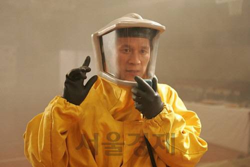영화 괴물(2006)에서 무능한 정부를 풍자하기 위해 등장했던 방역 대원으로 열연한 김뢰하. 사실 괴물은 그가 봉 감독과 다섯번 째로 함께 한 작품이었다. /연합뉴스