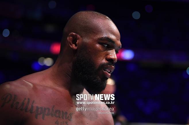 ▲ 존 존스는 당당했다. 판정승 논란에 "아니다. 25분을 다시 돌려보라. 내가 이긴 경기"라며 고개를 저었다. '스포츠타임' 유튜브 채널에서 관련 영상 컨텐츠를 볼 수 있다.