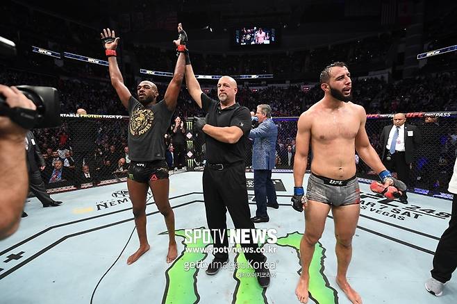 ▲ 9일(한국 시간) UFC 247 메인이벤트 결과가 발표된 순간. 만장일치 판정으로 이긴 존 존스(맨 왼쪽)는 환호한 반면, 도전자 도미닉 레예스(맨 오른쪽)는 이해할 수 없다는 표정을 지었다.