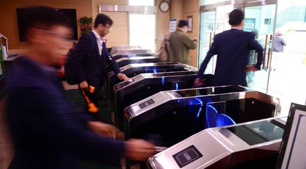 서울 종로구 정부서울청사로 출근하고 있는 공무원들. [뉴시스]