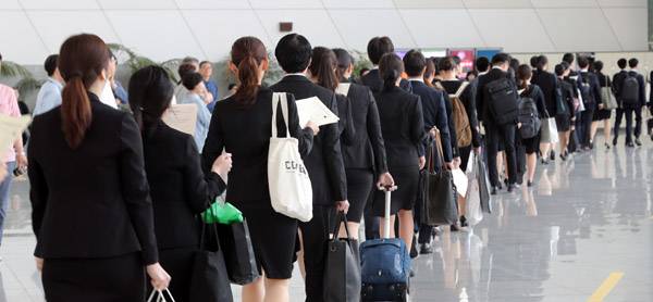 지난해 5월 26일 국가공무원 9급 공개경쟁채용 수험생들이 경기 고양시 킨텍스에 마련된 면접시험장으로 이동하고 있다. [뉴스1]