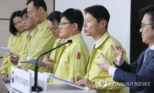 3차 우한교민 임시생활시설 등 질문 답변하는 김강립 부본부장 (세종=연합뉴스) 김주형 기자 = 김강립 중앙사고수습본부 부본부장(보건복지부 차관, 오른쪽 두번째)이 10일 오전 세종시 정부세종청사에서 신종 코로나바이러스 감염증 대응 중앙사고수습본부 상황점검회의 결과 등 정례브리핑을 마친 뒤 취재진의 질문에 답변하고 있다. 2020.2.10 kjhpress@yna.co.kr