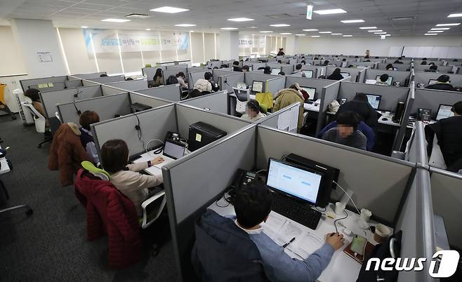 11일 오후 서울 영등포구 질병관리본부 1339콜센터에서 상담원들이 상담전화를 응대하고 있다. 질병관리본부 감염병 전문 콜센터는 24시간 연중무휴로 운영되며 상담원들 외에도 보건·의료 등 전문인력 19명이 상주하고 있다. /뉴스1 © News1 사진공동취재단