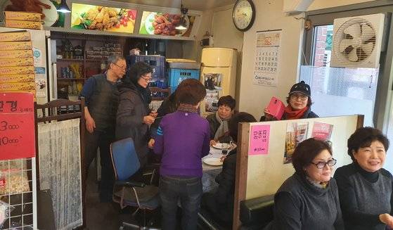 영화 '기생충' 속 기택(송강호 분)네가 작당 모의를 할 때 배경으로 등장한 피잣집. 정은혜 기자