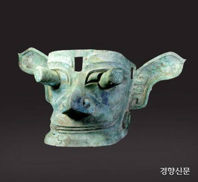 삼성퇴에서 발굴된 청동가면상. 길이 1m38, 폭 85㎝, 높이 66㎝ 무게 71.1㎏에 달하는 엄청난 크기이다. 이번 ‘삼성퇴’ 특별전에 소개된다. |삼성퇴 박물관