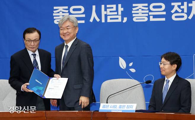 더불어민주당 이해찬 대표(왼쪽)가 11일 국회에서 이경수 국제핵융합실험로 부총장(가운데)과 최기상 전 서울북부지방법원 판사(오른쪽)의 영입을 발표한 후 입당원서를 전달받고 있다.   김영민 기자 viola@kyunghyang.com