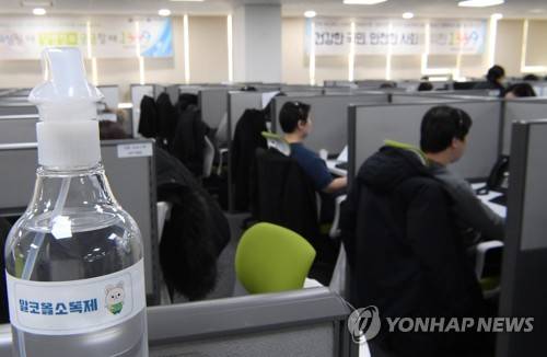 1339 상담원들의 노고, '신종코로나 바이러스 24시간 상담' (서울=연합뉴스) 11일 오후 서울 영등포구 질병관리본부 1339 콜센터에서 상담원들이 상담업무를 보고 있다.      질병관리본부 감염병 전문 콜센터는 24시간 연중무휴로 운영되며 상담원들 외에도 보건·의료 등 전문인력 19명이 상주하고 있다. 2020.2.11 [사진공동취재단] photo@yna.co.kr