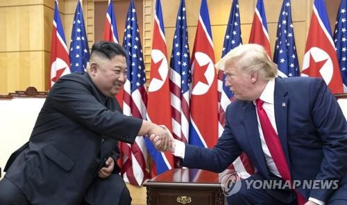 트럼프 미국 대통령과 김정은 북한 국무위원장 판문점회동 (판문점=연합뉴스) 배재만 기자 = 도널드 트럼프 미국 대통령과 북한 김정은 국무위원장이 30일 판문점 남측 자유의 집 에서 회담하고 있다.  2019.6.30   scoop@yna.co.kr