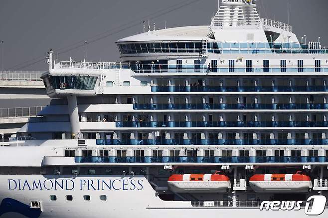 코로나 19 감염자가 집단 발생하고 있는 크루즈선 다이아몬드 프린세스호가 일본 요코하마항에 정박해 있다. © AFP=뉴스1 © News1 우동명 기자