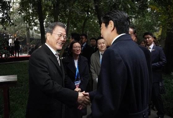 문재인 대통령과 리커창 중국 총리, 아베 신조 일본 총리가 지난해 12월 24일(현지시간) 중국 쓰촨성 청두 두보초당에서 열린 한·중·일 협력 20주년 기념 제막식에 참석했다. 문 대통령(왼쪽)이 아베 총리와 작별인사를 하고 있다. [청와대사진기자단]