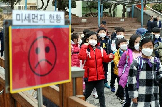 서울의 한 초등학교에서 마스크를 착용한 어린이들이 하교 하고 있다. [뉴스1]