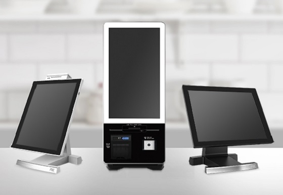 신제품 올인원 포스 시스템(P2C 200 Series) 키오스크 세로 타입(사진 왼쪽)과 포스 가로 타입(사진 오른쪽), 슬림 키오스크(21.5인치)/사진제공=아임유
