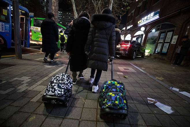 ⓒ시사IN 조남진지난해 12월18일 밤 대치동 학원가에서 초등학생들이 롤링백을 끌고 집으로 향하고 있다.
