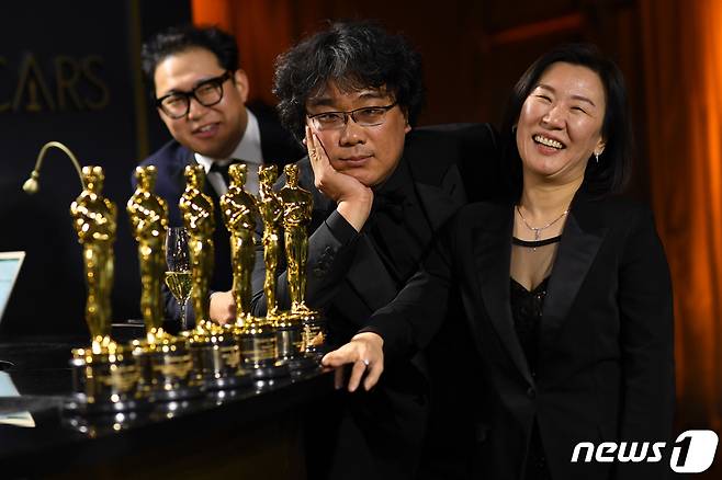 (왼쪽부터) '기생충' 한진원 작가와 봉준호 감독, 곽신애 대표 © AFP=뉴스1