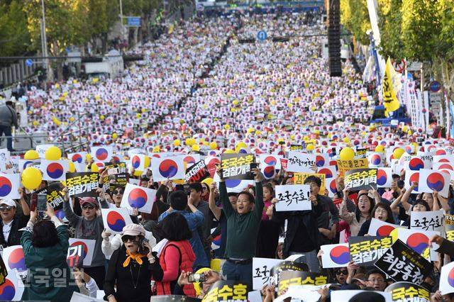 지난 10월 조국 전 장관을 지지하는 '제9차 사법적폐 청산을 위한 검찰 개혁 촛불 문화제' 참가자들이 서울 서초구 반포대로를 가득 메우고 있다. 한국일보 자료사진