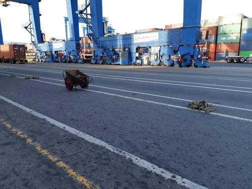부두 바닥에 놓인 콘과 이동용 리어카 [부산해양수산청 제공]
