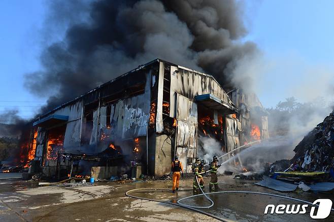 14일 오전 11시12분쯤 경북 경주시 강동면 한국에너지 폐기물 보관창고에서 불이 나 신고를 받고 출동한 119대원들이 진화 작업을 벌이고 있다.2020.2.14/뉴스1 © News1 최창호 기자