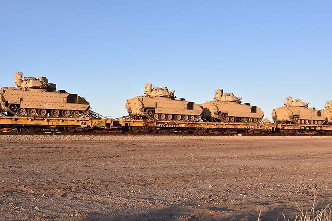 미 2전투여단은 지난달 11일 자체 SNS 계정을 통해 한국으로 순환 배치되는 첨단 전차 등 부대 장비를 철도를 이용해 수송하기 시작했다고 밝혔다. 미국 캔자스주 포트라일리 기지에 주둔하고 있는 육군 제1보병사단 예하 2전투여단의 M2 브래들리 장갑차가 수송되고 있다. [사진 미 육군 제1사단 2전투여단 SNS 캡처]