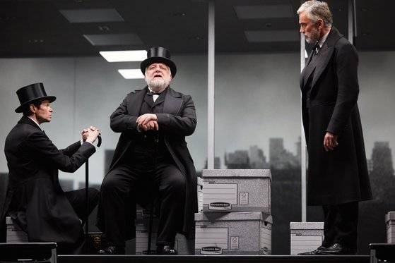 연극 '리먼 트릴로지'. Adam Godley, Simon Russell Beale and Ben Miles in The Lehman Trilogy at the National TheatreA co-production with Neal Street Productionsby Stefano Massiniadapted by Ben Power Production teamDirectorSam MendesSet DesignerEs DevlinCostume DesignerKatrina LindsayVideo DesignerLuke HallsLighting DesignerJon ClarkMusic and SoundNick PowellMovementPolly Bennett        Photo by Mark Douet