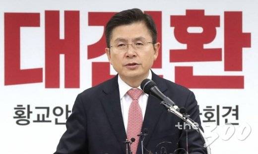 &nbsp;자유한국당 황교안 대표가 22일 오전 서울 여의도 중앙당사에서 열린 신년 기자회견에서 발언하고 있다.