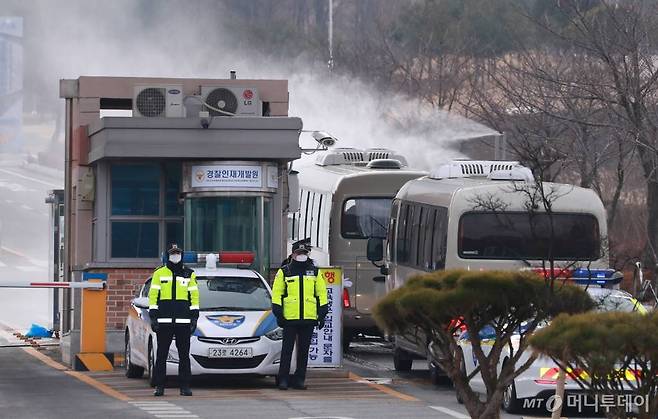 [아산=뉴시스] 이영환 기자 = 중국 우한에서 전세기편을 이용해 귀국한 교민들을 태운 차량이 31일 오후 격리시설인 충남 아산시 경찰인재개발원으로 들어서고 있다. 2020.01.31.     20hwan@newsis.com