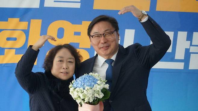 더불어민주당 이화영 경기 용인시갑 예비후보는 14일 발렌타이데이를 맞아 부인 백정화씨와 꽃 선물을 주고 받았다. / 사진제공=이화영 예비후보