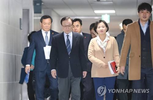 확대간부회의 향하는 민주당 이해찬 대표 (서울=연합뉴스) 안정원 기자 = 더불어민주당 이해찬 대표가 14일 오전 서울 여의도 국회 의원회관에서 열린 확대간부회의에 참석하기 위해 이동하고 있다. 민주당은 당에 비판적 칼럼을 기고한 임미리 고려대 한국사연구소 연구교수를 이해찬 대표 명의로 검찰에 고발, 부적절했다는 비판을 받고 있다. 2020.2.14 jeong@yna.co.kr